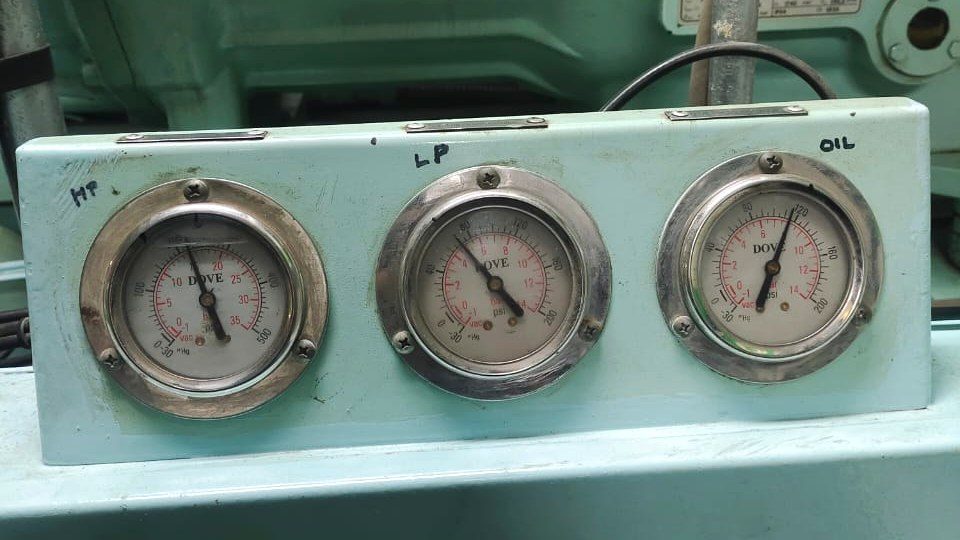 Refrigerant circuit HP LP and oil pressure gauges